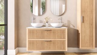 Hangend naturel eiken wastafelmeubel 120 cm met ribbelfront, vier lades en solid surface blad met 2 waskommen