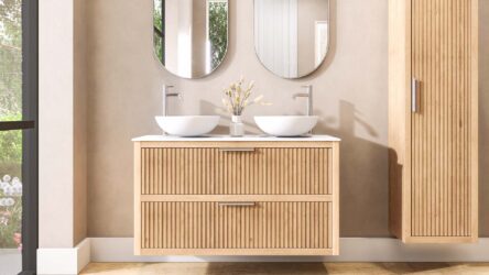 Hangend naturel eiken wastafelmeubel 120 cm met ribbelfront, vier lades en solid surface blad met 2 waskommen
