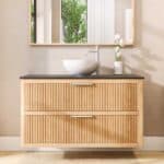 Houten wastafelmeubel 120 cm met ribbelfront, twee lades en granieten blad met ronde witte waskom