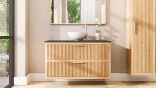 Houten wastafelmeubel 120 cm met ribbelfront, twee lades en granieten blad met ronde witte waskom