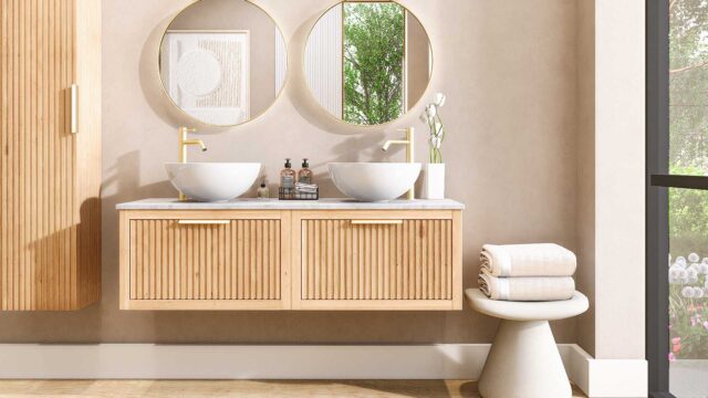 Houten badkamermeubel van 140 cm met 2 lades en een wit marmer blad met 2 waskommen, ambachtelijk vakmanschap voor jarenlang plezier.