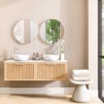 Hangend naturel eiken badkamermeubel 140 cm met één lade en solid surface blad met witte waskom