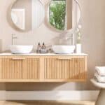 Hangend naturel eiken badkamermeubel 140 cm met één lade en solid surface blad met witte waskom