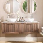 Modern hangend badkamermeubel 140 cm massief eiken met ribbelfront en solid surface met 2 waskommen