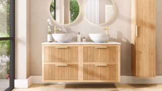 Hangend naturel eiken wastafelmeubel 140 cm met twee lades en wit marmer blad met twee waskommen