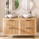 Hangend naturel eiken wastafelmeubel 140 cm met vier lades en eiken blad met twee witte waskommen