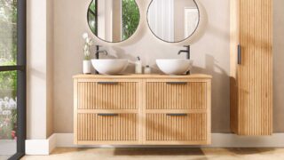 Hangend naturel eiken wastafelmeubel 140 cm met vier lades en eiken blad met twee witte waskommen