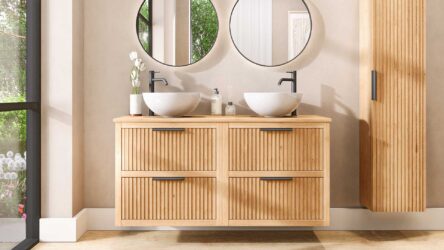 Hangend naturel eiken wastafelmeubel 140 cm met vier lades en eiken blad met twee witte waskommen
