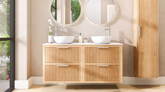 Hangend naturel eiken wastafelmeubel 140 cm met ribbelfront, vier lades en solid surface blad met 2 waskommen