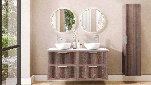 Hangend donker eiken wastafelmeubel 140 cm met ribbelfront, vier lades en solid surface blad met 2 waskommen
