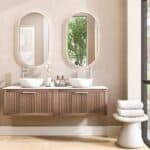 Hangend eiken badmeubel 160 cm met ribbelfront, solid surface blad en twee ronde keramische waskommen