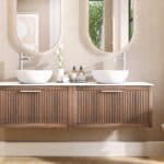 Hangend eiken badmeubel 160 cm met ribbelfront, solid surface blad en twee ronde keramische waskommen