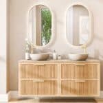 Hangend naturel eiken wastafelmeubel 160 cm met twee lades en limestone blad met twee witte waskommen