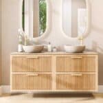Hangend naturel eiken wastafelmeubel 160 cm met twee lades en limestone blad met twee witte waskommen