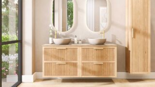 Hangend naturel eiken wastafelmeubel 160 cm met twee lades en limestone blad met twee witte waskommen