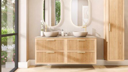 Hangend naturel eiken wastafelmeubel 160 cm met twee lades en limestone blad met twee witte waskommen