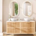 Hangend naturel eiken wastafelmeubel 160 cm met twee lades en wit marmer blad met twee waskommen
