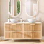 Hangend naturel eiken wastafelmeubel 160 cm met twee lades en wit marmer blad met twee waskommen
