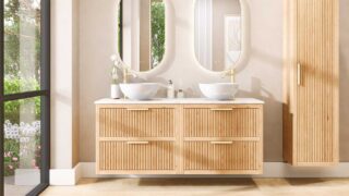 Hangend naturel eiken wastafelmeubel 160 cm met twee lades en wit marmer blad met twee waskommen