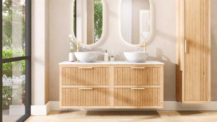 Hangend naturel eiken wastafelmeubel 160 cm met twee lades en wit marmer blad met twee waskommen