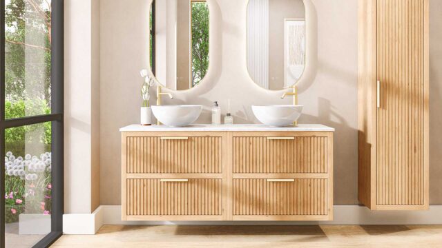 Hangend naturel eiken wastafelmeubel 160 cm met twee lades en wit marmer blad met twee waskommen