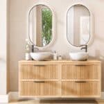 Hangend naturel eiken wastafelmeubel 160 cm met vier lades en eiken blad met twee witte waskommen