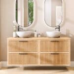 Hangend naturel eiken wastafelmeubel 160 cm met vier lades en eiken blad met twee witte waskommen