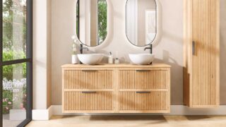 Hangend naturel eiken wastafelmeubel 160 cm met vier lades en eiken blad met twee witte waskommen