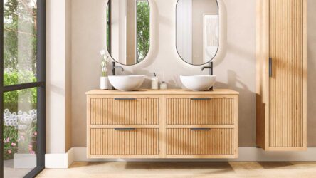 Hangend naturel eiken wastafelmeubel 160 cm met vier lades en eiken blad met twee witte waskommen