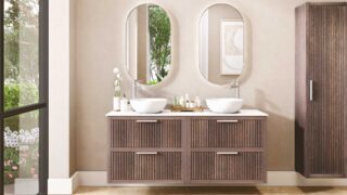Hangend donker eiken wastafelmeubel 160 cm met ribbelfront, vier lades en solid surface blad met 2 waskommen
