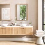 Hangend naturel eiken badkamermeubel 200 cm met één lade en solid surface blad met witte waskom