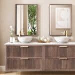 Hangend donker eiken wastafelmeubel 200 cm met twee lades en wit marmer blad met twee waskommen