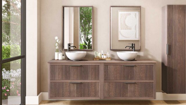 Hangend donker eiken wastafelmeubel 200 cm met vier lades en eiken blad met twee witte waskommen