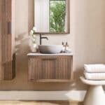 Hangend eiken badkamermeubel 70 cm met één lade en grijs limestone blad met keramische waskom