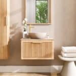 Modern hangend eiken badkamermeubel 70 cm met ribbelfront, één lade en limestone blad met keramische waskom