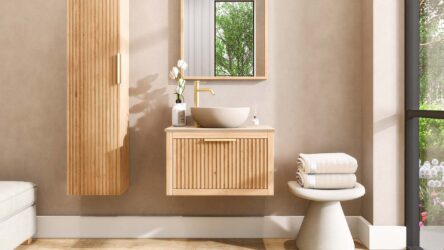 Modern hangend eiken badkamermeubel 70 cm met ribbelfront, één lade en limestone blad met keramische waskom