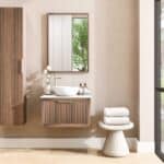 Hangend eiken wastafelmeubel 70 cm met ribbelfront, solid surface blad en ronde witte opbouwwaskom