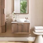 Hangend eiken wastafelmeubel 70 cm met ribbelfront, solid surface blad en ronde witte opbouwwaskom
