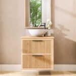 Hangend naturel eiken badkamermeubel 70 cm met twee lades en naturel eiken blad met witte waskom