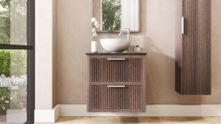 Hangend houten badkamermeubel 70 cm met ribbelfront, dubbele lade en donker granieten blad met waskom