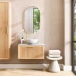 Hangend modern naturel eiken badkamermeubel 80 cm met vlak front, één lade en marmer blad met waskom