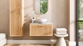 Hangend modern naturel eiken badkamermeubel 80 cm met vlak front, één lade en marmer blad met waskom
