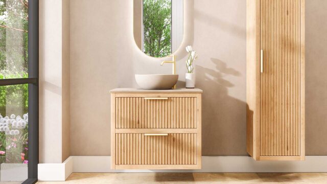 Hangend naturel eiken badkamermeubel 80 cm met twee lades en beige limestone wastafel