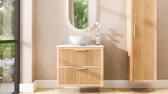 Hangend naturel eiken badkamermeubel 80 cm met twee lades en wit marmer blad met witte waskom