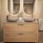 Hangend naturel eiken wastafelmeubel 120 cm met dubbele lade en limestone blad met twee witte waskommen
