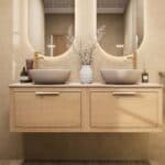 Dit Badkamermeubel uit de New Country serie heeft een vlak front, de onderkast is van massief eiken in de kleur Naturel Eiken in de afmetingen 140x40x45. Het Badkamermeubel bestaat uit de onderkast met 2 lades. De spiegel en kraan zijn niet inbegrepe