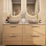 Hangend naturel eiken badkamermeubel 140 cm met dubbele lade en limestone blad met witte waskom