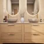 Hangend naturel eiken badkamermeubel 160 cm met dubbele lade en limestone blad met witte waskom