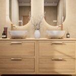 Modern naturel eiken badkamermeubel 160 cm met dubbele lade, vlak front en massief eiken blad met witte waskom