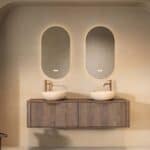 Rond hangend donker eiken badkamermeubel 160 cm met vlak front, eiken blad en beige limestone waskom